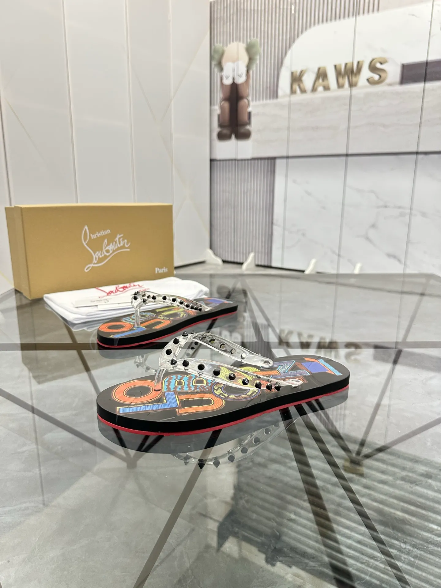 Men's shoes: 💰P280¥ Product trademark: CL red-soled shoes* "CL*" flip-flops Regular size: 36-44 (can be customized to 45.46) Couple style Product materials: Original material from upper counter, 5D color printing process, high-end rivets, original lining, original outsole. Number: 789